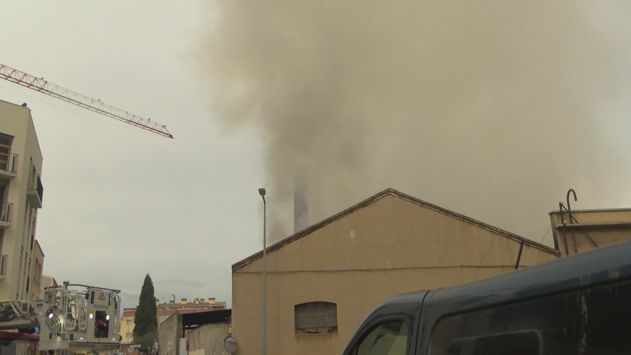 Un aparatós incendi crema una nau industrial a Sabadell