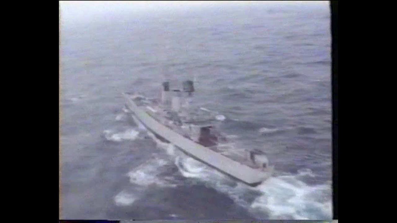 De Evertsen F815 gezien vanuit een helikopter.