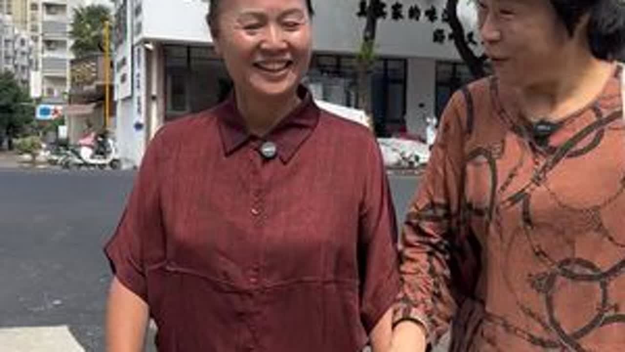 健康才是真正幸福 小时候总盼着长大，能为他们遮风挡雨；长大后才明白，爸妈饭吃得香、觉睡得稳，不用总惦记吃药。也不是银行卡里的数字，而是爸妈笑着说“身体好得很，别瞎操心”，也是他们能自己逛菜场、...