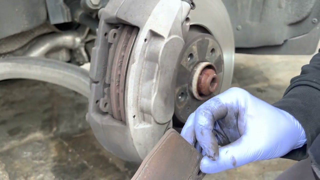 The Mechanic. Cambiando pastillas a Audi Q5. Changing the brake pads