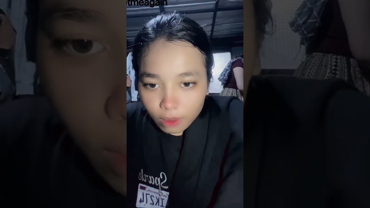Daily activity: 2 orang wanita gemoy ini lagi asik bergoyang dan bahagia tersendiri melepas lelah ny