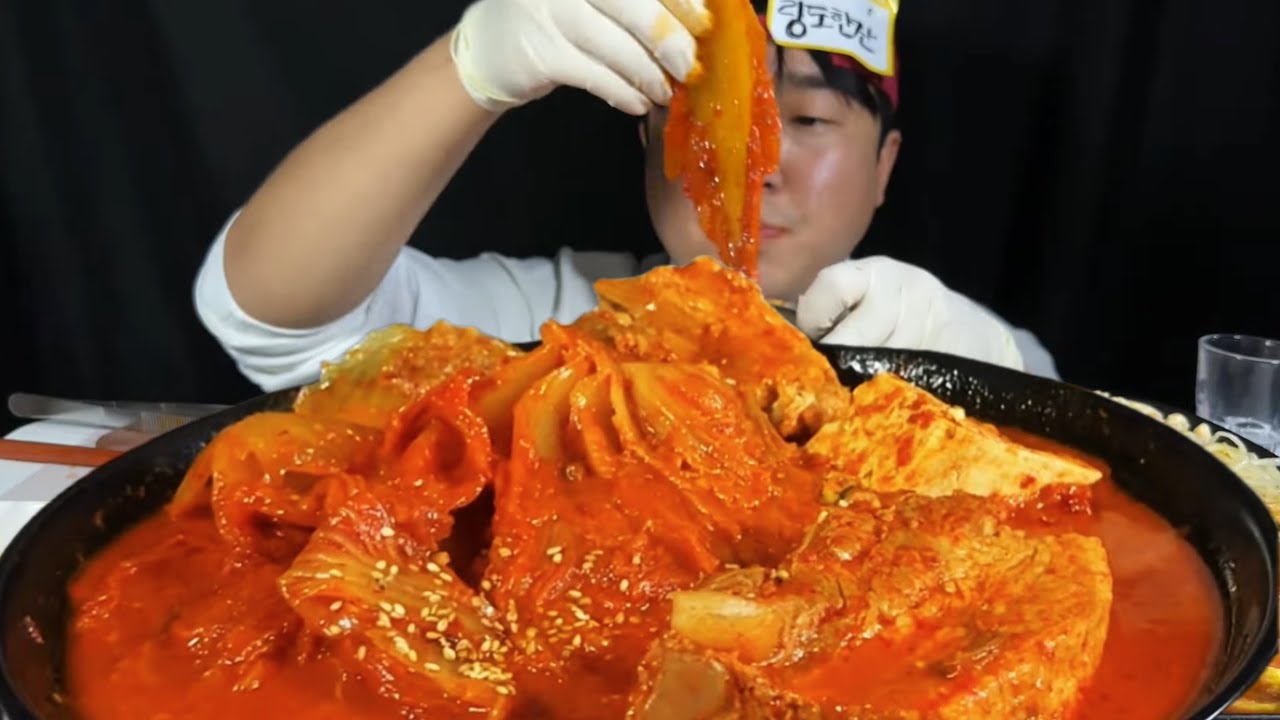 🥓퇴근 후 통삼겹 김치찜에 소주 한잔 먹방 | Spicy Kimchi Pork Belly and Soju Mukbang