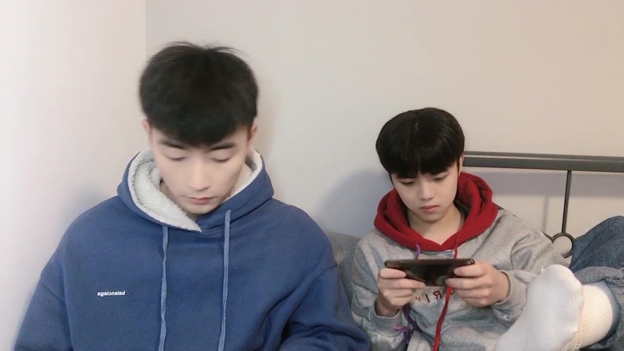 两个男生宅家日常，浩浩一直被琦哥整，琦哥一直被浩浩打