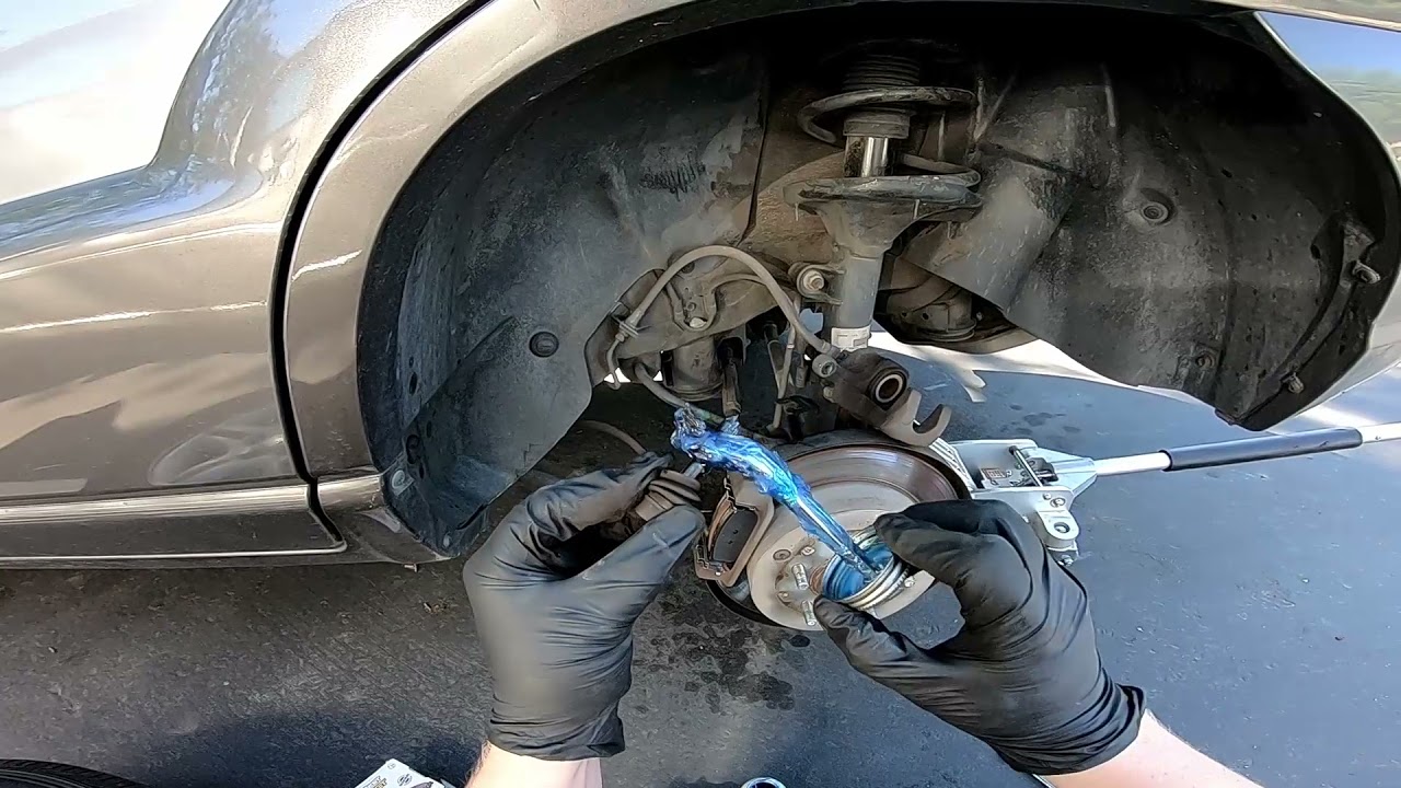Замена задних тормозных колодок Kia Sportage 2005–2010 гг.
