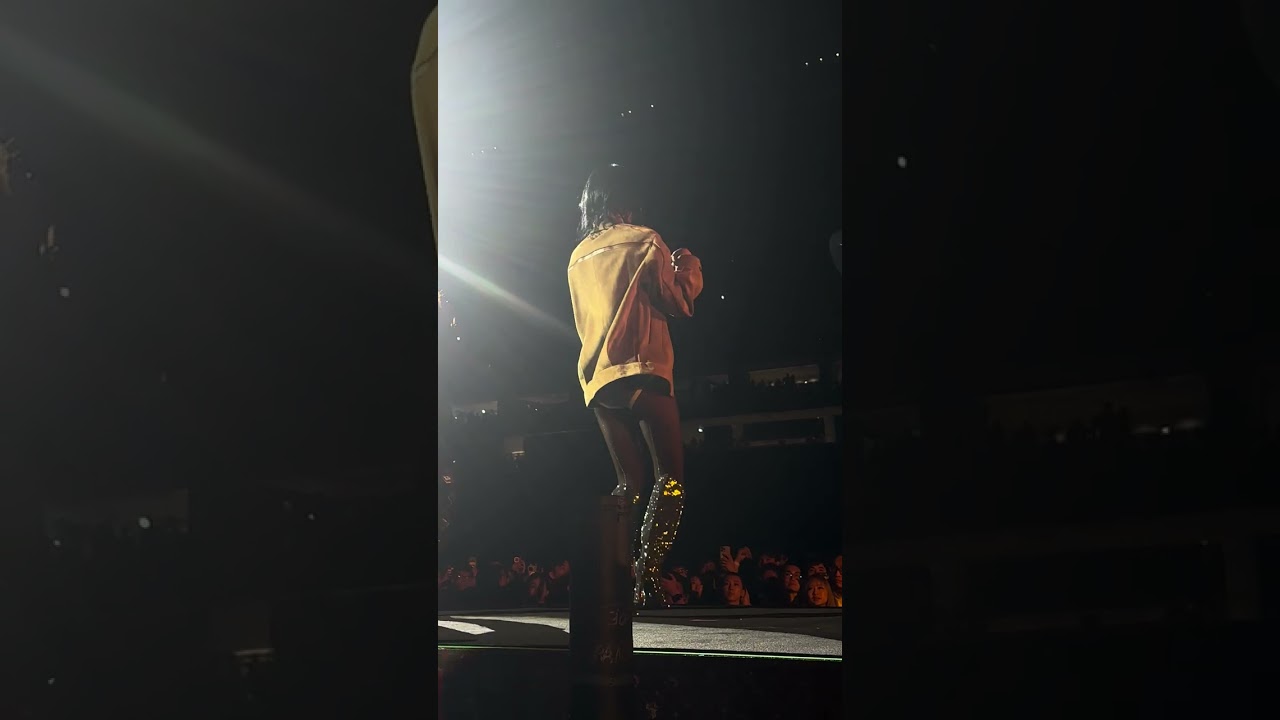 《idc》COLLAR Marf 邱彥筒 opening act Coldplay World Tour in Hong kong 09-04-2025 fancam