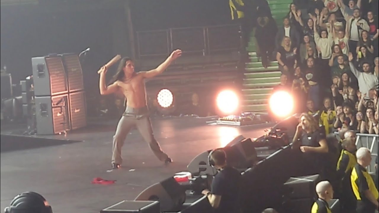 Maneskin - I Wanna Be Your Slave & show end (band & Ethan photo with crowd)-live Manchester 19/12/23