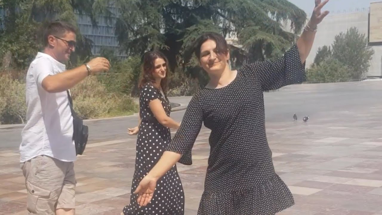 Arttistet e rruges .kolazh pak nga te gjitha live  nga vipat  e muzikes