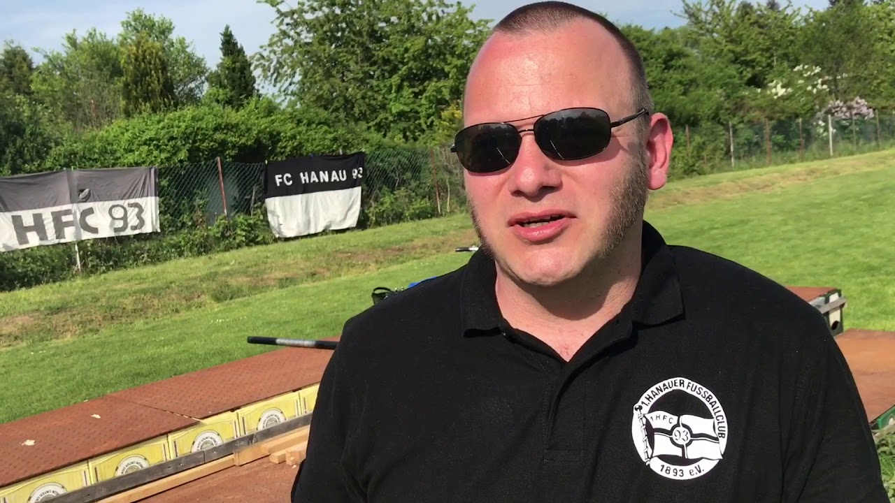 Tribüne aus Bierkästen - 1. FC Hanau 1893