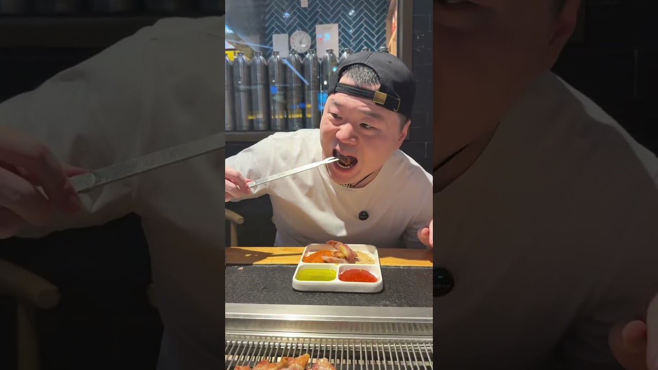 一口鲜嫩多汁的羊腿，可解千愁！ 每次馋羊腿了我就来，我爱吃点儿那嫩chou粉嘟噜的羊肉。何以解忧？大口吃肉！#北京范儿 #羊腿 #烤羊腿  #大口吃肉 #抖音美食推荐官