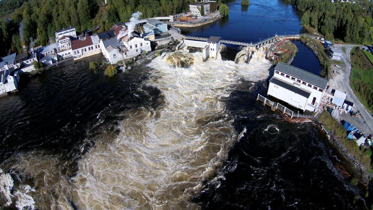 Flommen i Drammenselva sett fra lufta