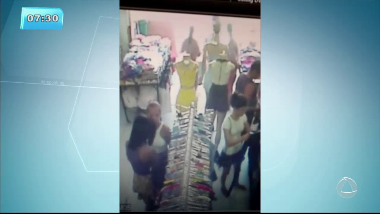 Mulheres são flagradas furtando roupas em loja de confecções - Balanço Geral Manhã
