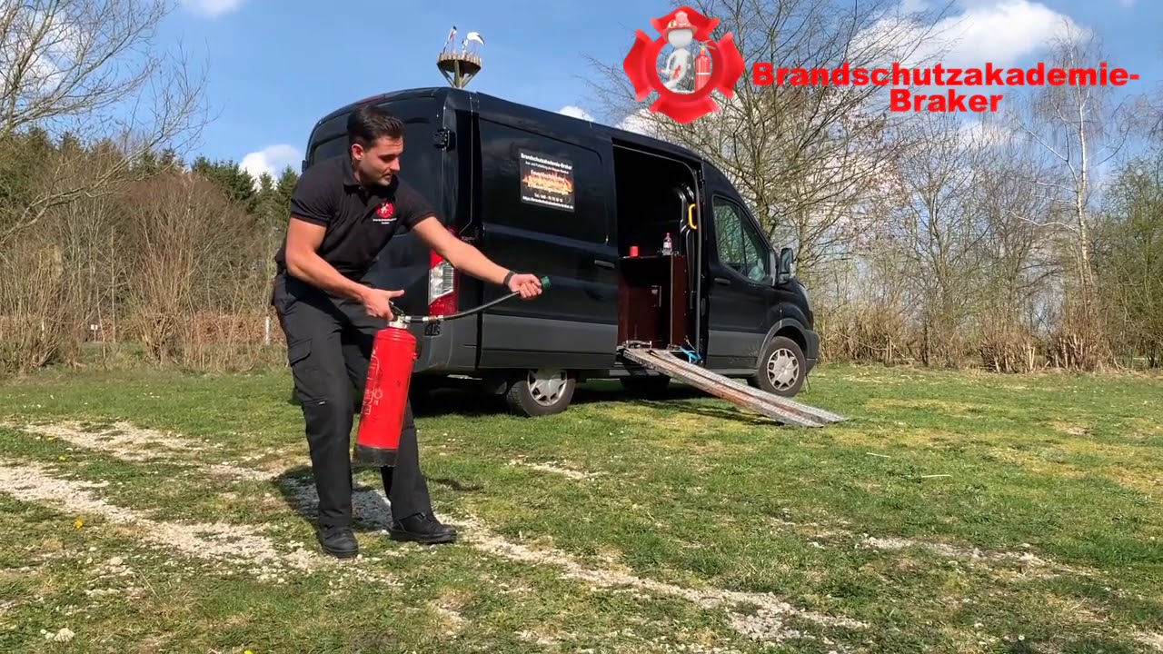Brandschutzakademie-Braker - Umgang mit Feuerlöschern an einem gasbetriebenem Löschtrainer.