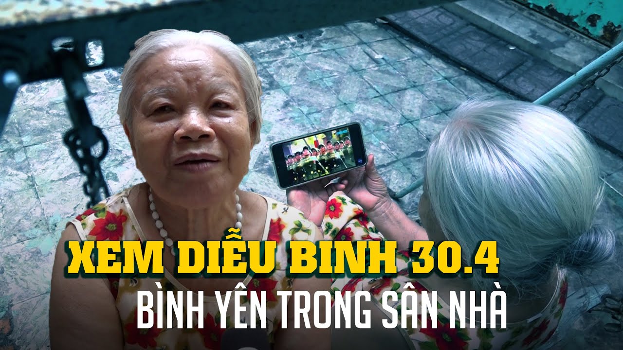 50 năm đất nước thống nhất: Cụ bà xem diễu binh 30/4 theo cách riêng trọn cảm xúc