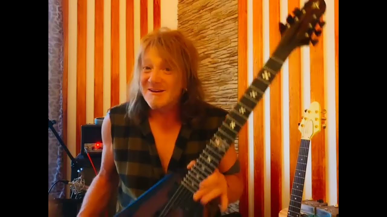 Кай Хансен (Helloween и Gamma Ray) рассматривает гитару Antonio