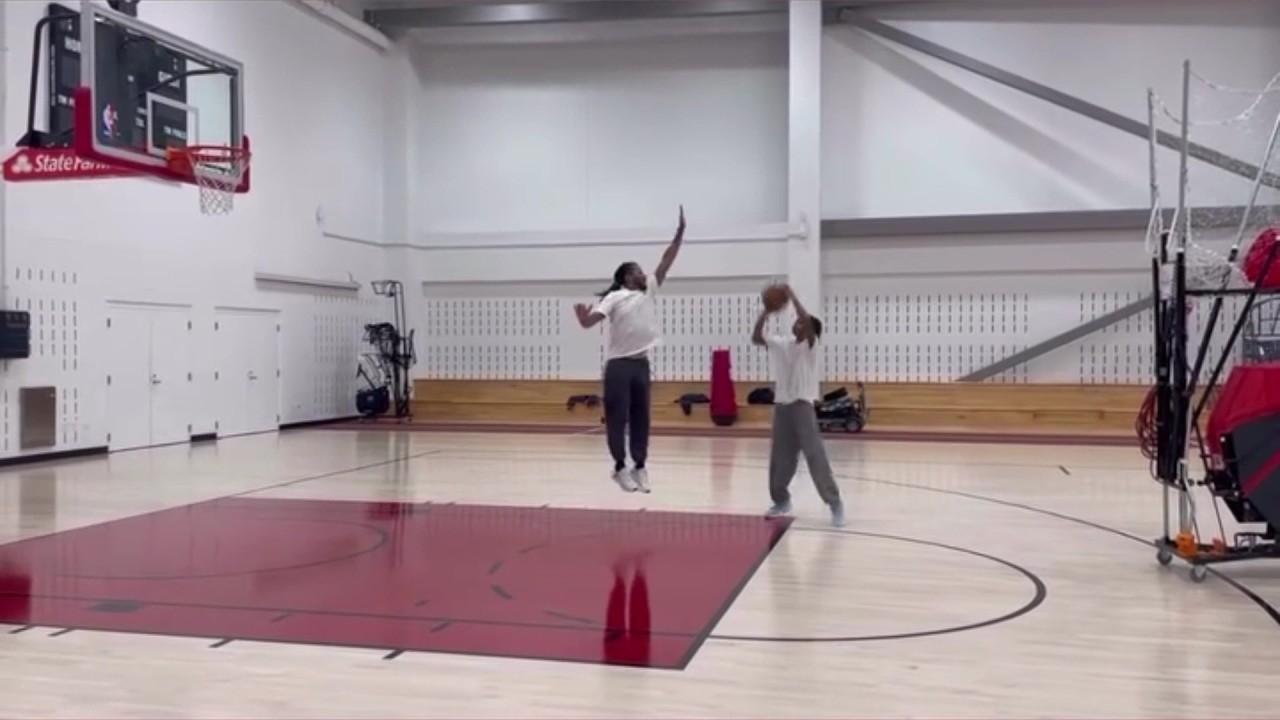 WATCH - NBA GREAT DERRICK ROSE COACHING HIS SON