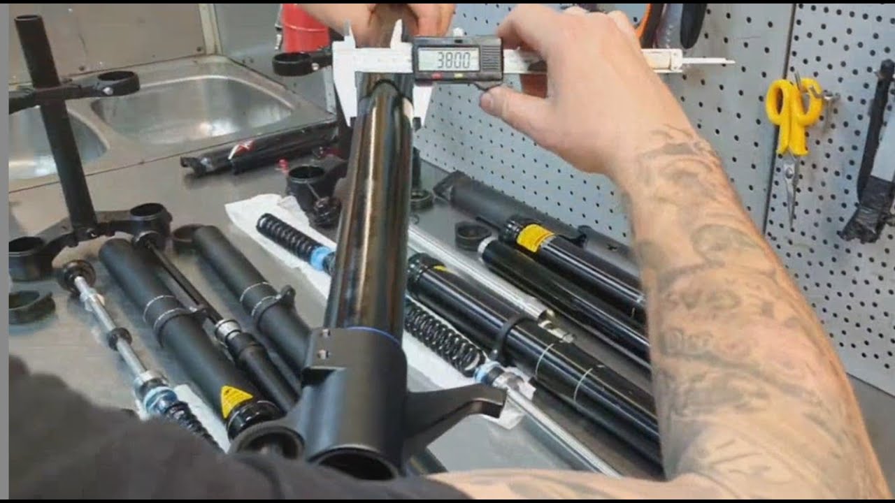 DNM USD8AR with 38mm stanchions close look