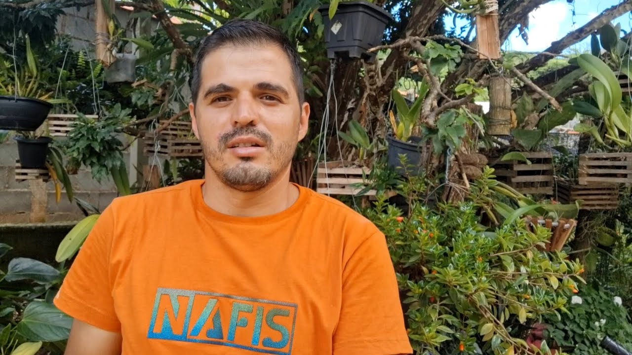 Orquidario natural, minha mãe colocando brinco nas árvores