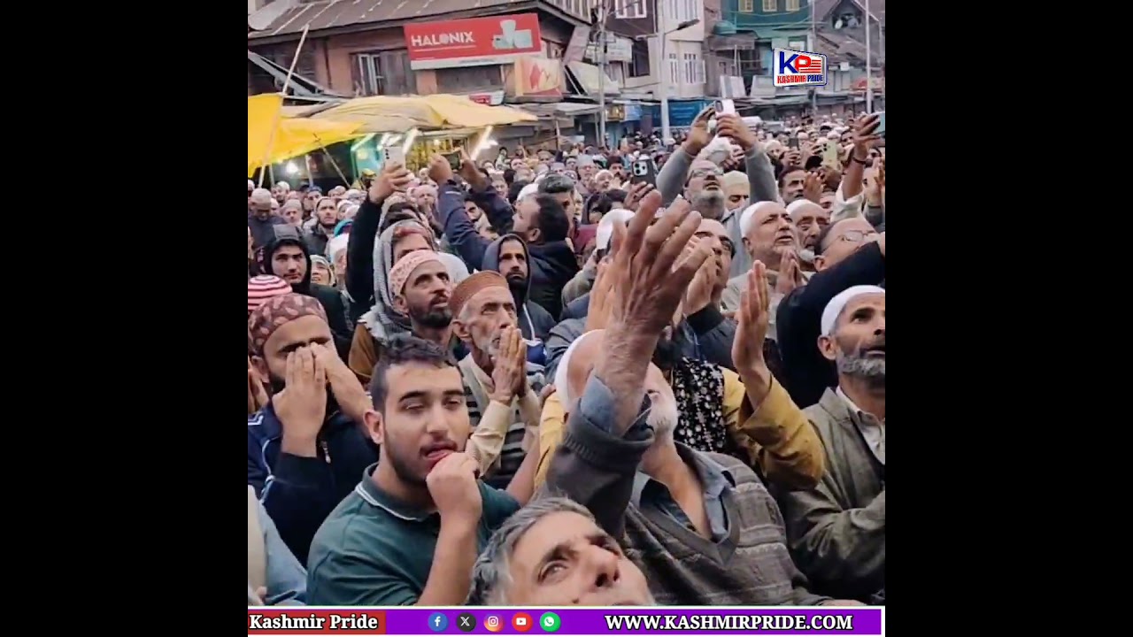 Hundreds of Devotees Witness Sacred Relic at Dastgeer Sahib #Khanyar Shrine in #Srinagar