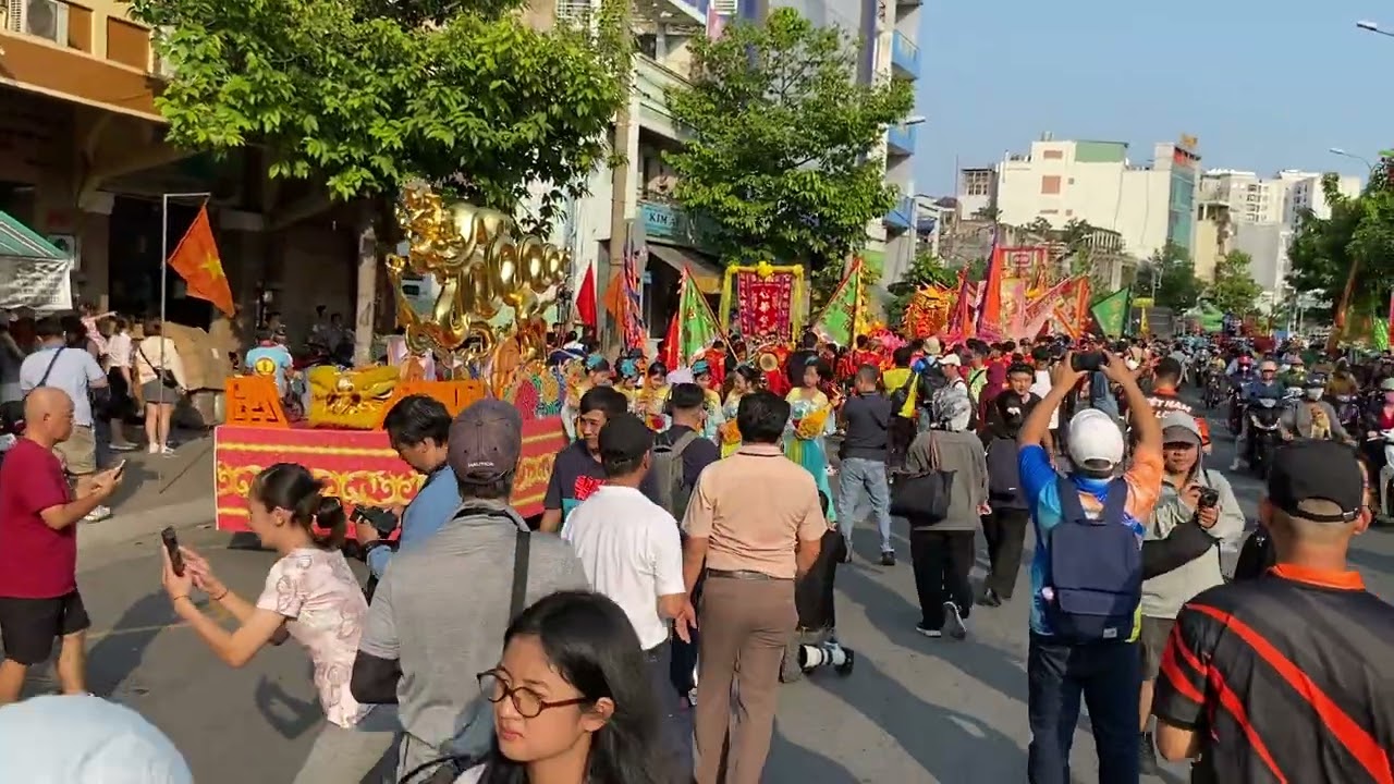Trước giờ khởi hành lễ diễu hành Tết Nguyên Tiêu năm 2026 tại khu vực Quận 5, TPHCM 