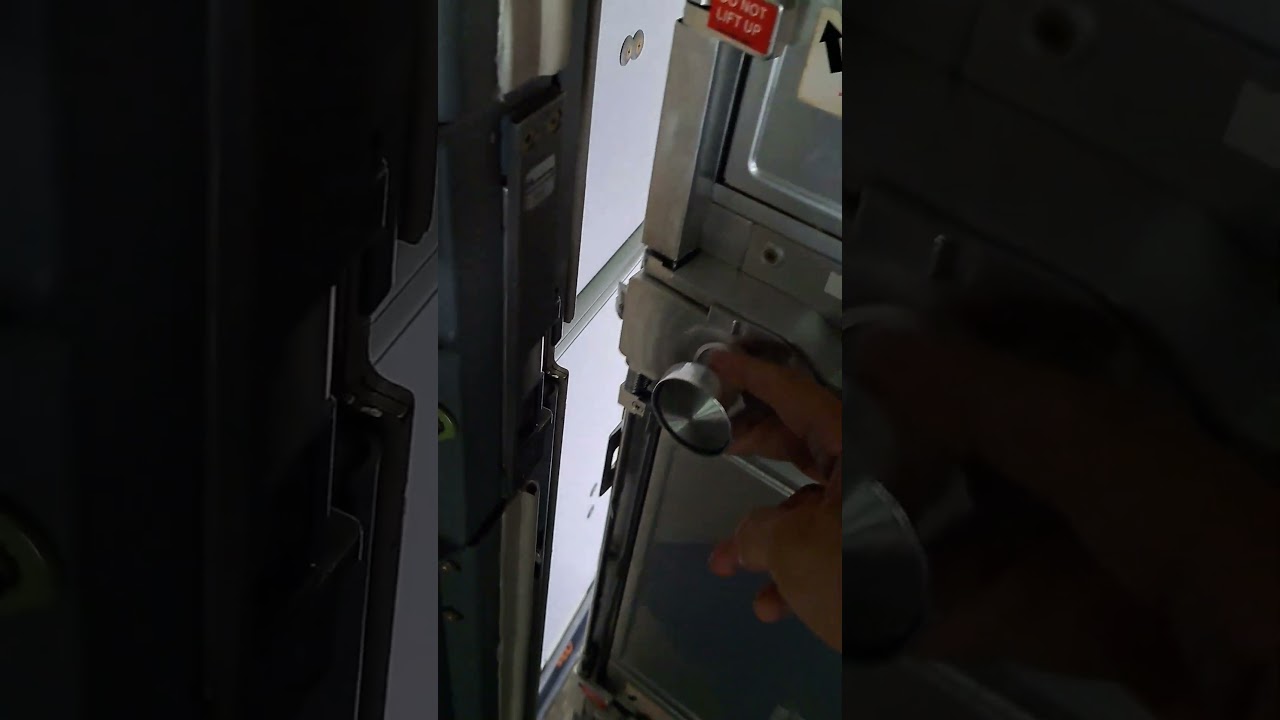 Boeing cockpit #door #plane #boeing #engineering #flying #pilot #cockpit #cargo