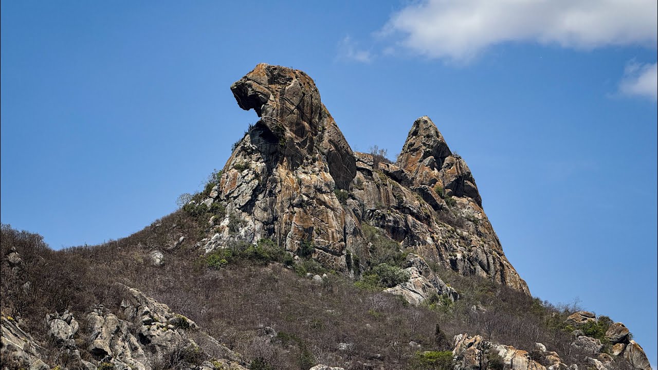 Trilha da Pedra da Galinha Choca na Estiagem 