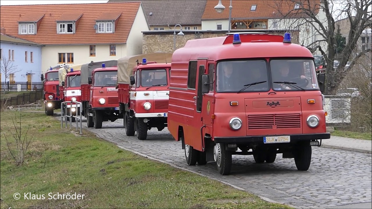 Einfahrt der Feuerwehr und Oldtimerfahrzeuge in Schadeleben