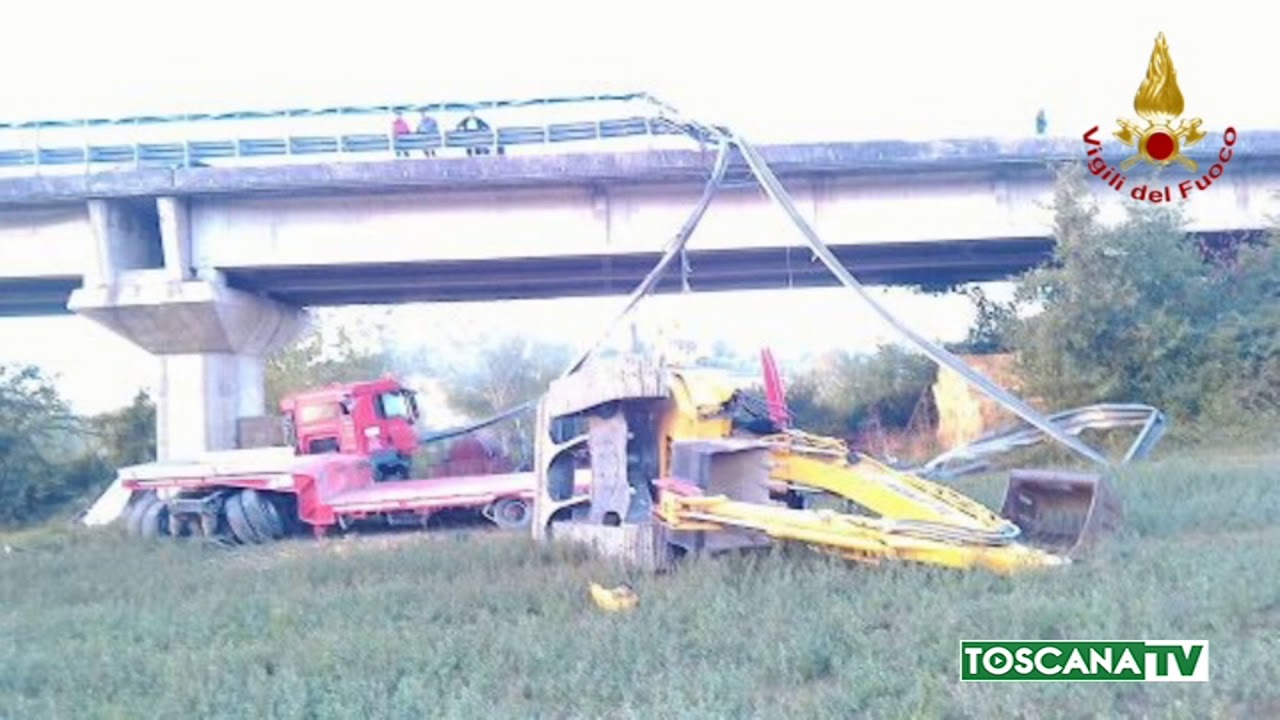 2017-09-14 SIENA - CAMION SI SCONTRA CON AUTO E PRECIPITA DA VIADOTTO