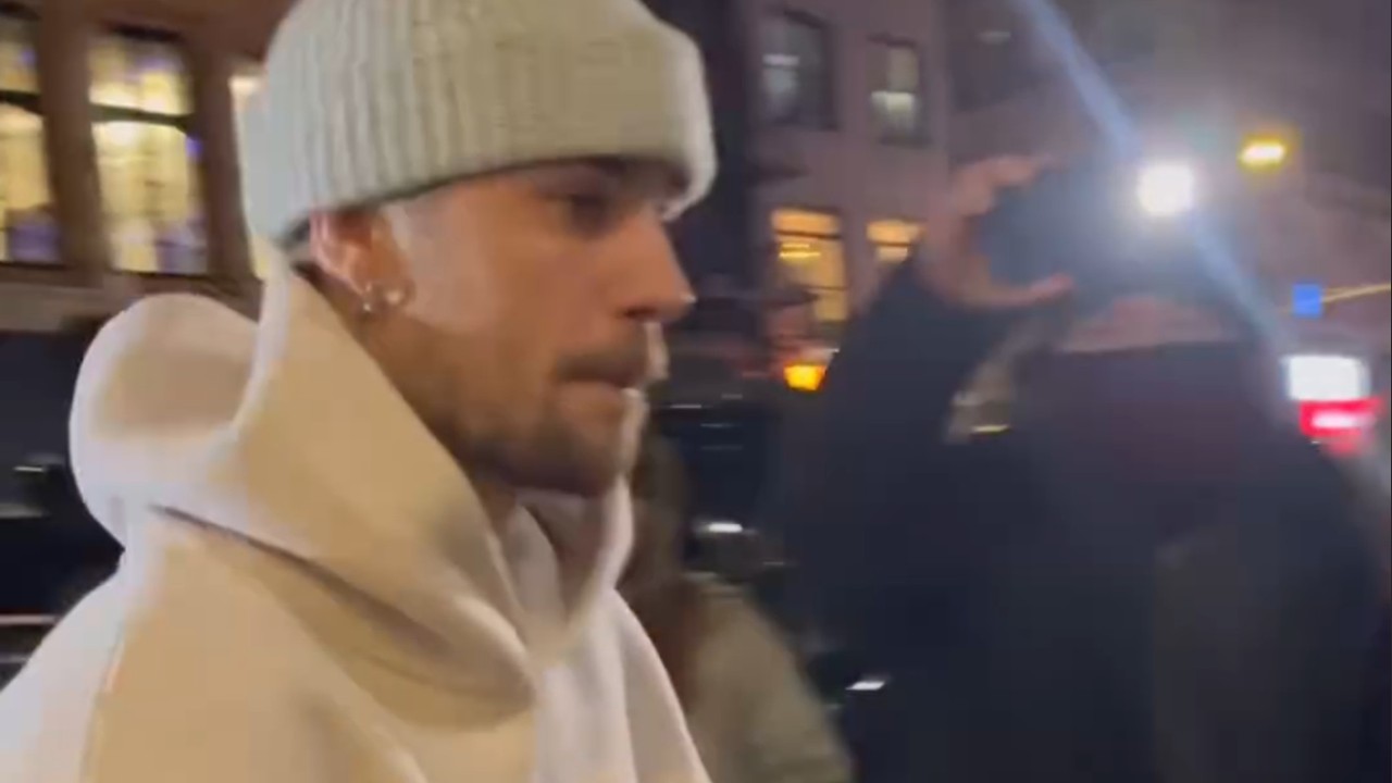 Justin Bieber mad at paparazzi swarming him on the streets of New York