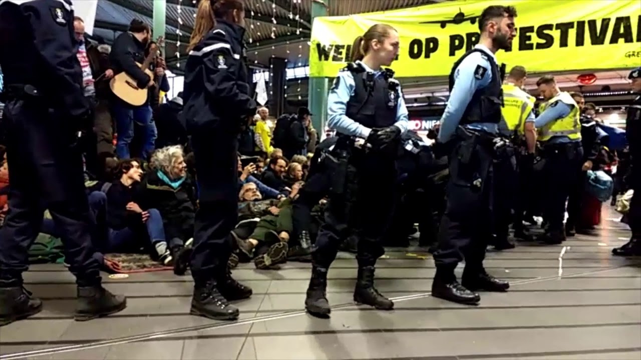 protestival @ Schiphol 14/12/2019 - 20 minutes of protestors being taken away