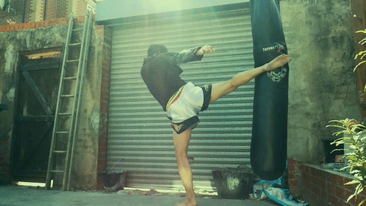 Power Roundhouse kick on Heavy Bag - Bando Lethwei (  ပါဝါ ဝိုက္ခတ္ )