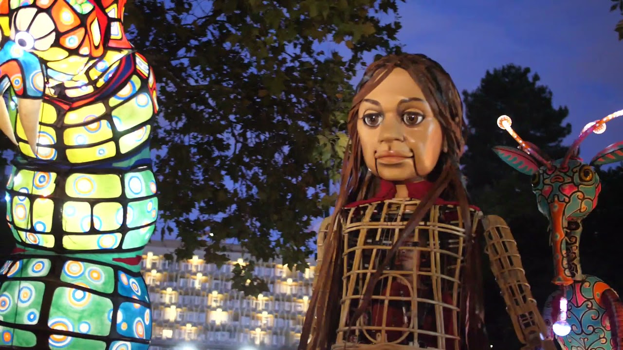 Déambulation artistique d'Amal, la marionnette géante, à Bobigny