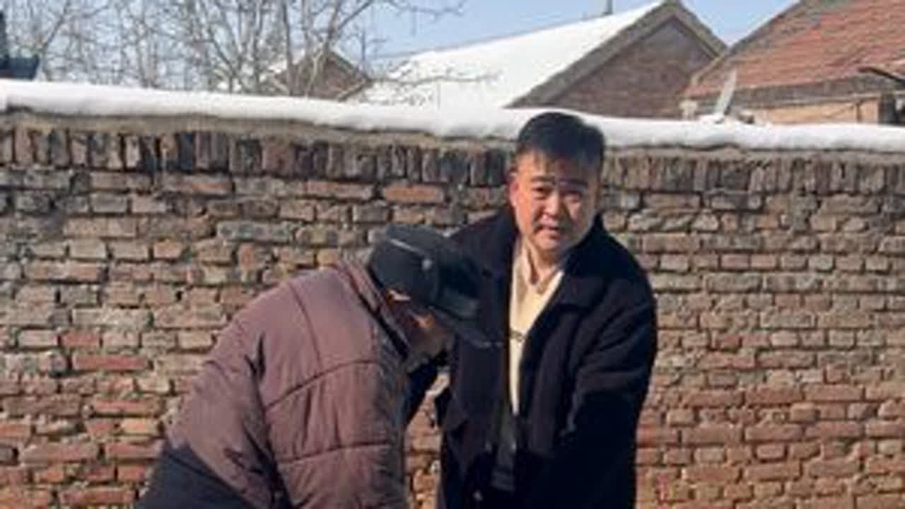 今天出摊试营业等忙完又忙乎姥爷一阵子，他又开始迷了，以为明天就过年了，一上午光嚷着走走几趟了上门口，家里一老一小天天吃饭都没个正点了，马上过年了咱们一直在吃的鹿茸菇来啦，也是家里必不可少的一道菜...