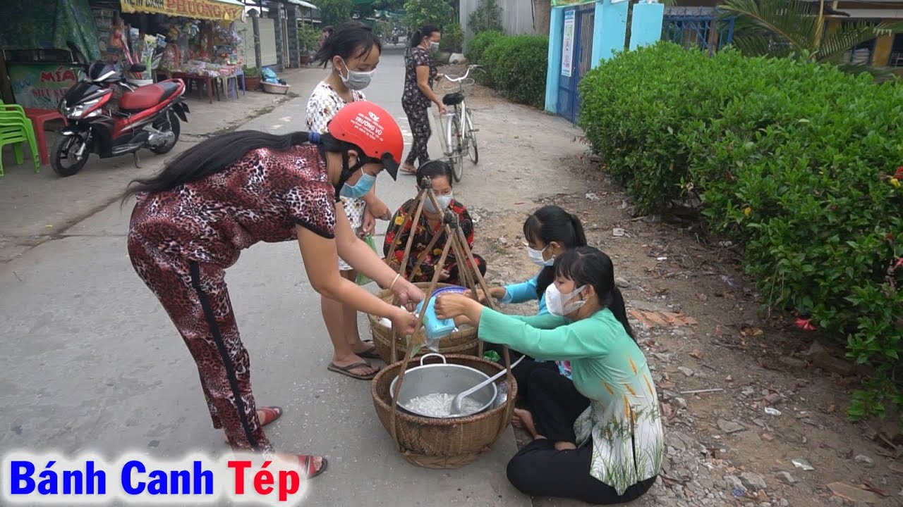 Sáng Sớm Gánh Nồi Bánh Canh Tép Nước Cốt Dừa Bán Dạo trên Đường Quê quá đắc Bà Con Ơi #64
