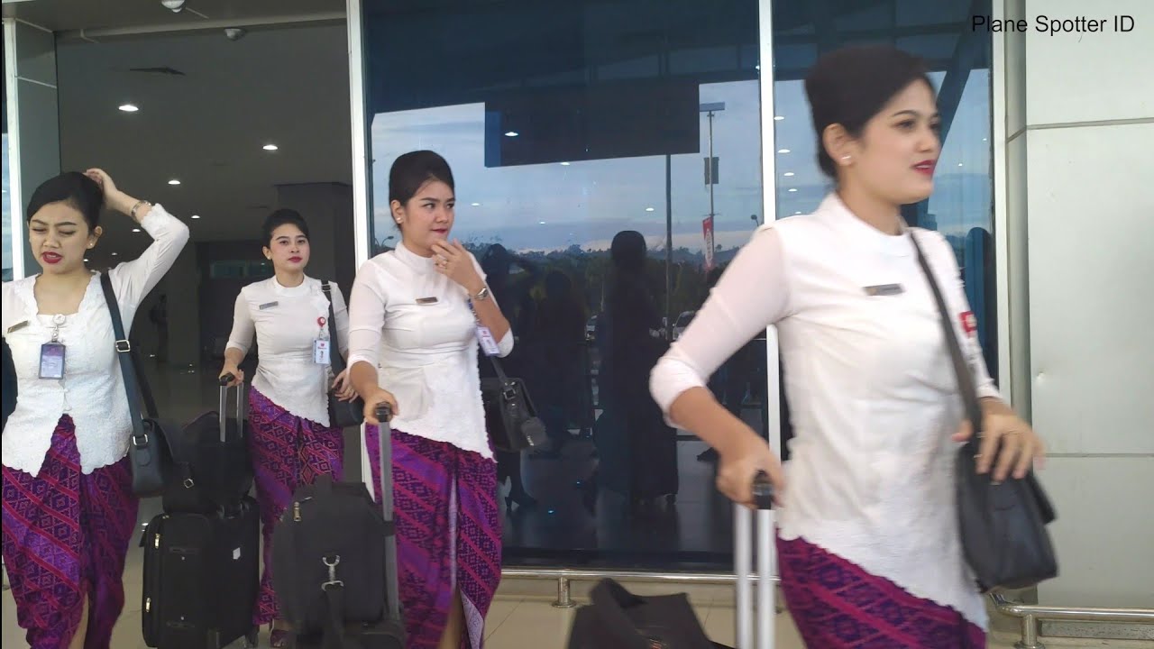 Detik - Detik Kedatangan Pramugari Cantik Batik Air dan Garuda Indonesia di Bandara DEO Kota Sorong