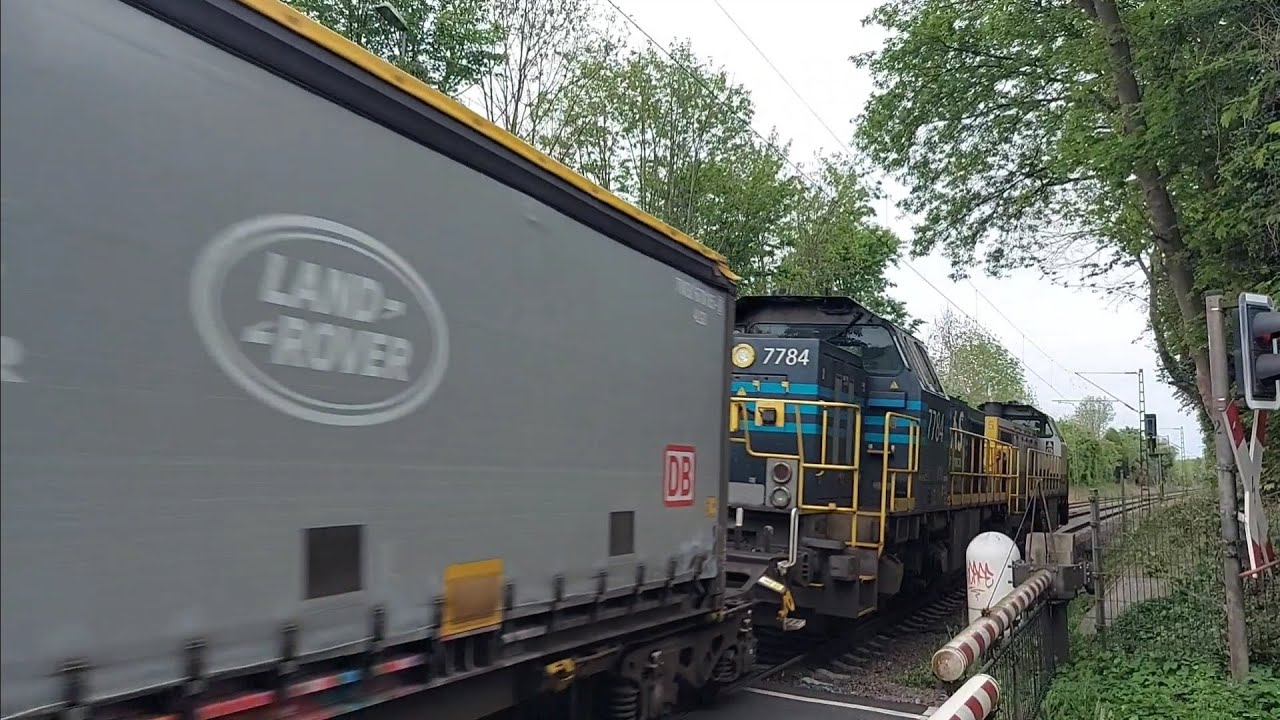 Bahnübergang im Krugfeld Hildesheim Züge am Samstag 4.5.2024 Sonderzug, Güterzüge