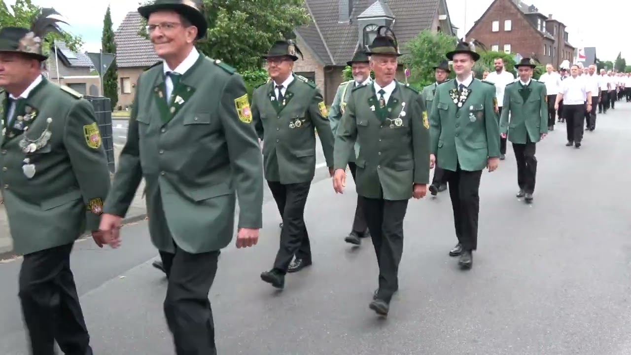 Oberstehrenabend in Zons:   Der Abendumzug über die  Deichstrasse