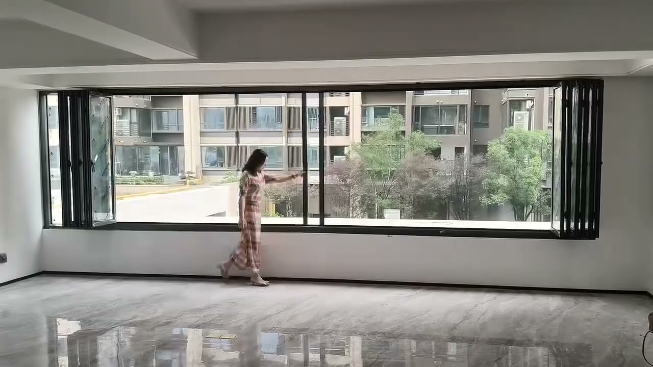 Bi fold window with retractable fly screen