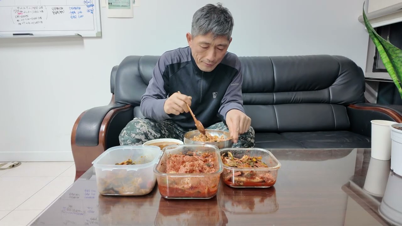 볶음밥을 해서 먹는 것도 귀찮아서 묵은지에 비벼 먹습니다. 묵은지가 너무 맛있네요