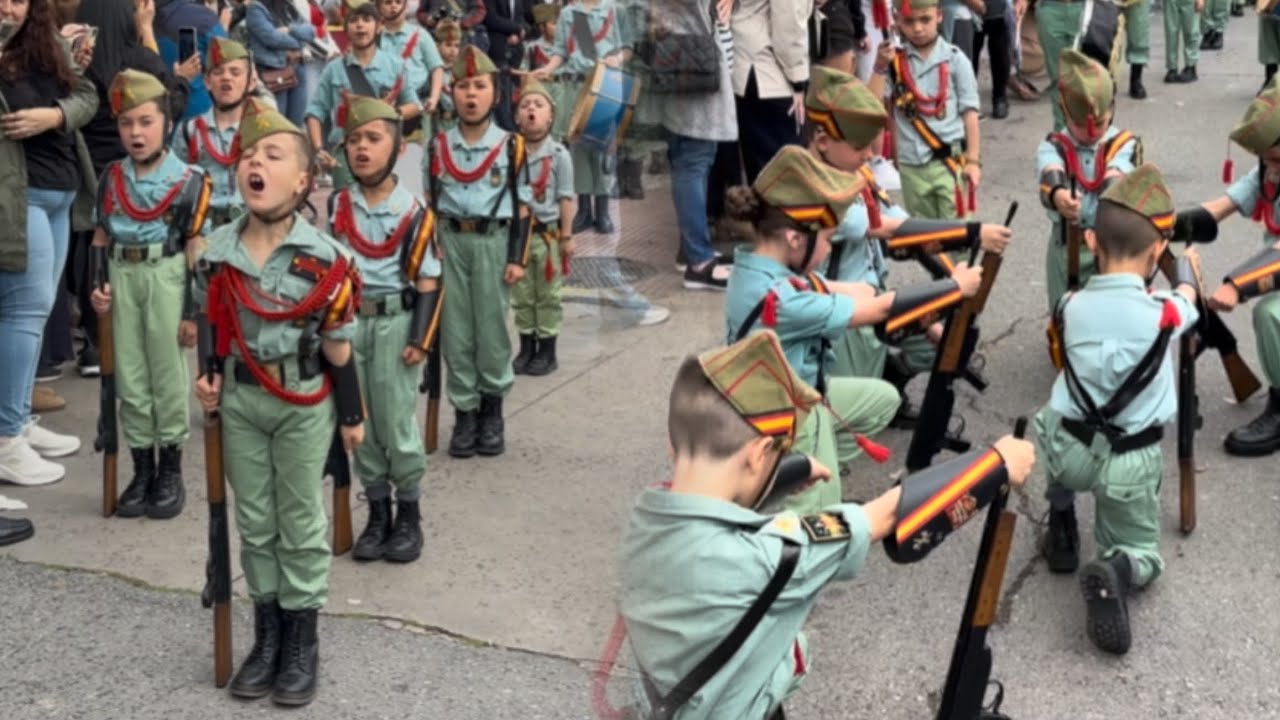 La Legión (Divino Pastor) comienza su desfile procesional por las calles de su Colegio. Málaga 2025