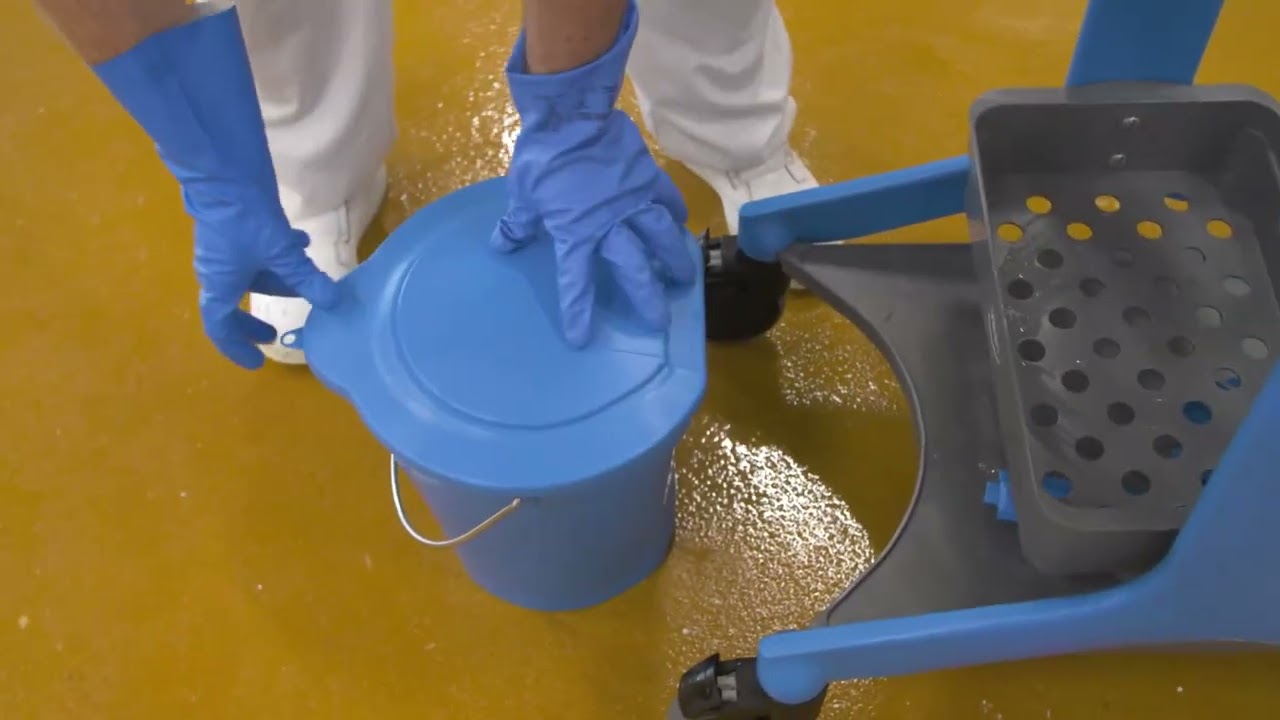 Vikan HyGo - Mobile Cleaning Statoin_In-use Blue