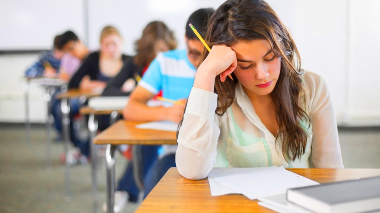 PIRE BULLETIN DE NOTES (IL PASSE LE BREVET A 18 ANS)