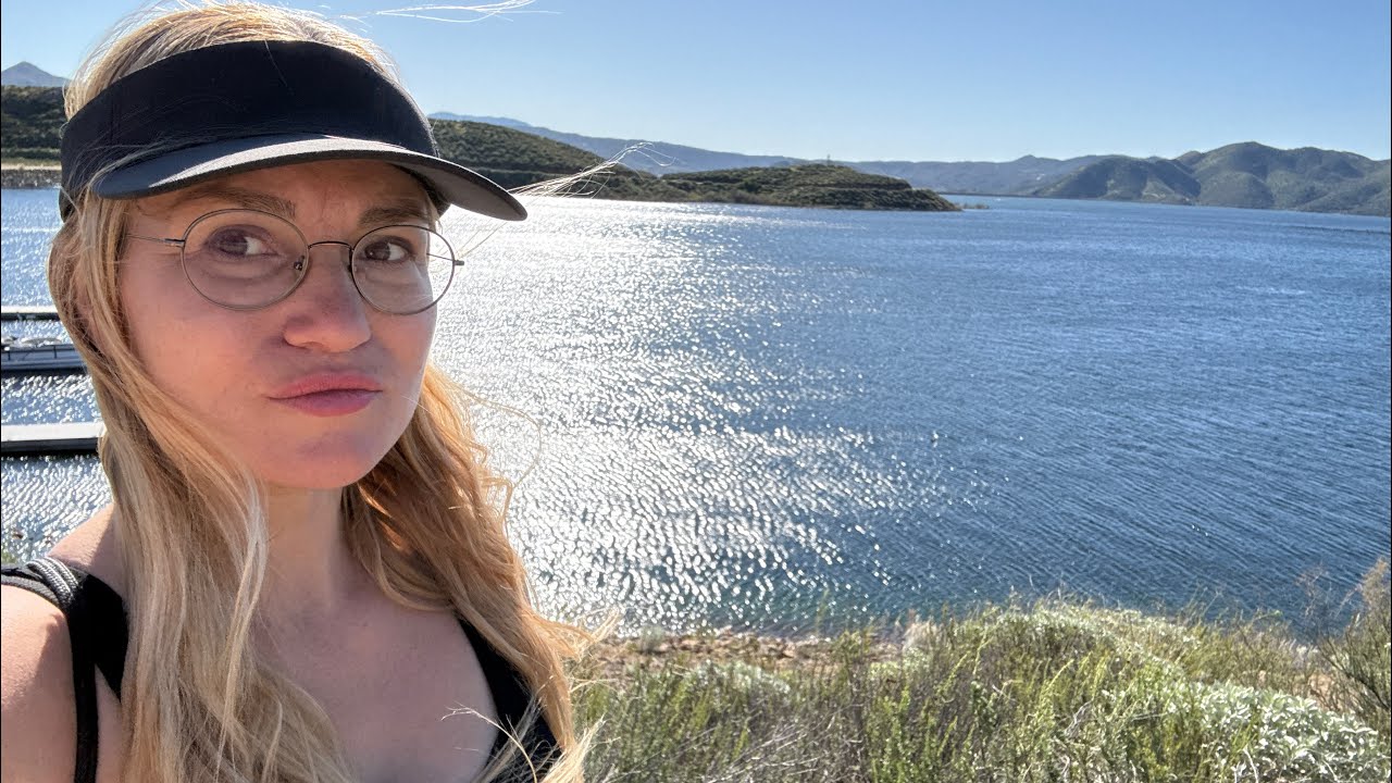 Хайкинг в Калифорнии весной на озере Diamond Valley Lake Marina