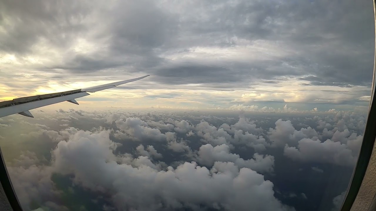 Boeing B-787-9 United Airlines Landing in Papeete