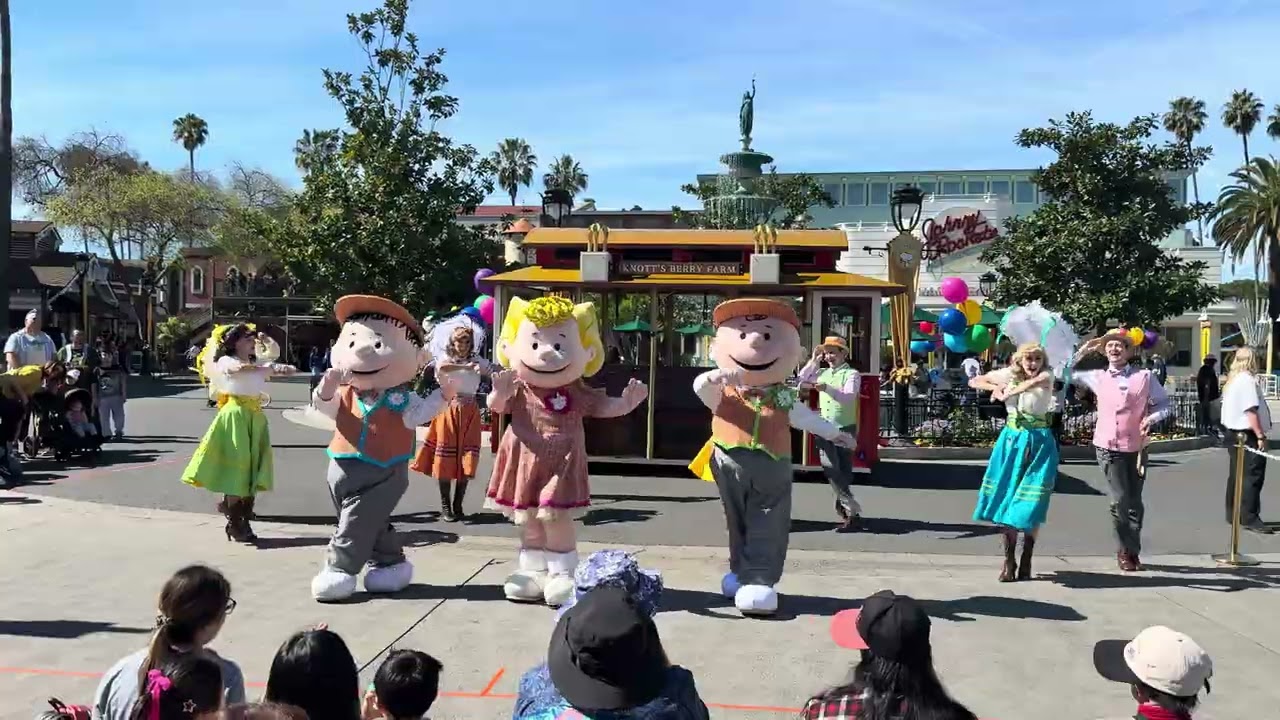 Linus, Charlie Brown,and Sally song and dance