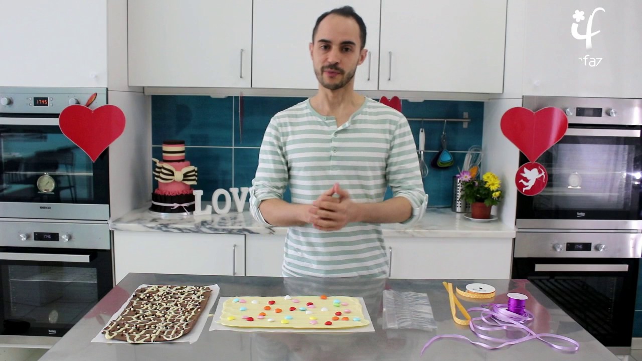 Como fazer placas de chocolate decoradas com o formador Michael Almeida.