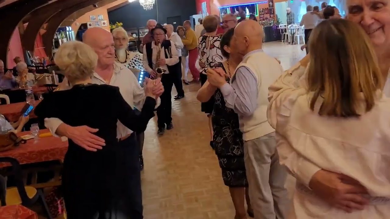 Superbe Marche avec la Princesse des Bal Delphine HUBIN et c musiciens sur la piste de danse 🪗🎷🎺