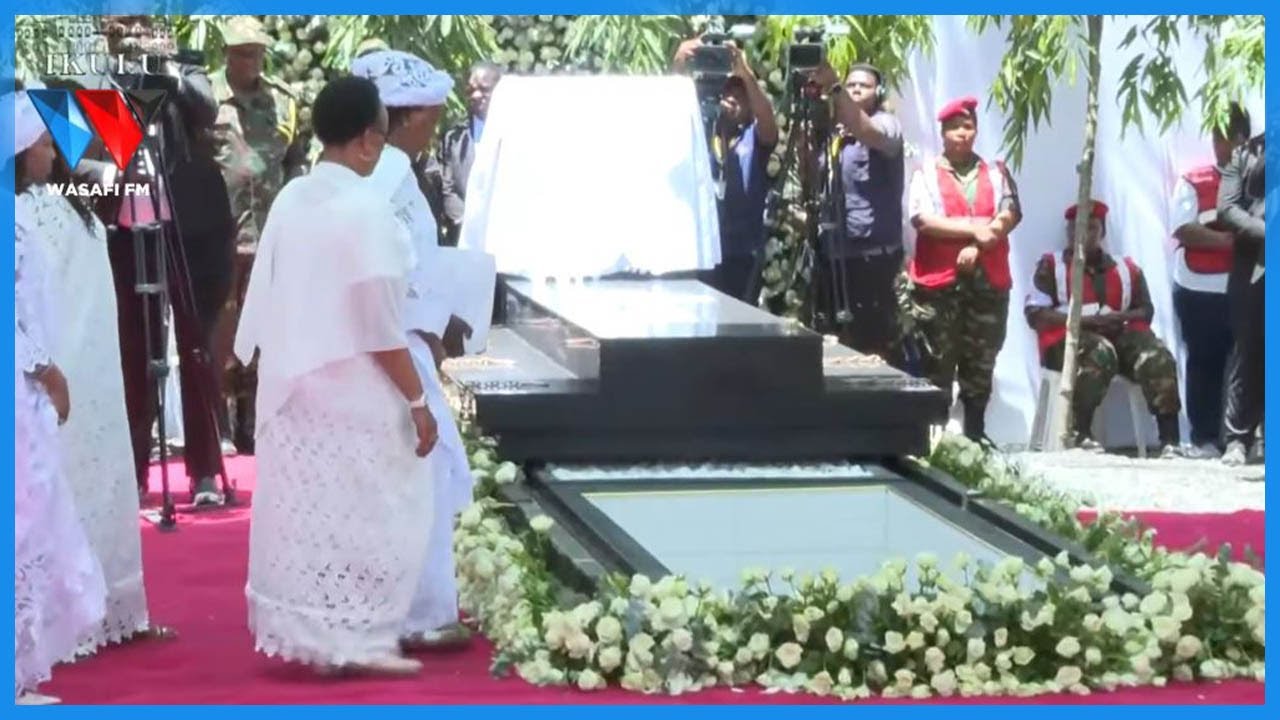 MKE WA LOWASSA NA FAMILIA YAKE WAKIMWAGA UDONGO KWENYE KABURI LA LOWASSA