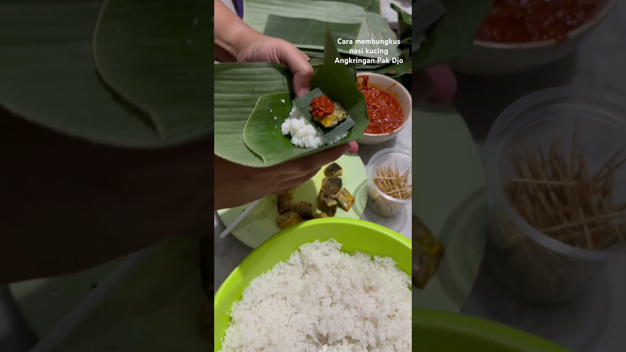 Cara membungkus nasi kucing di Angkringan Pak Djo dengan menggunakan daun pisang.
