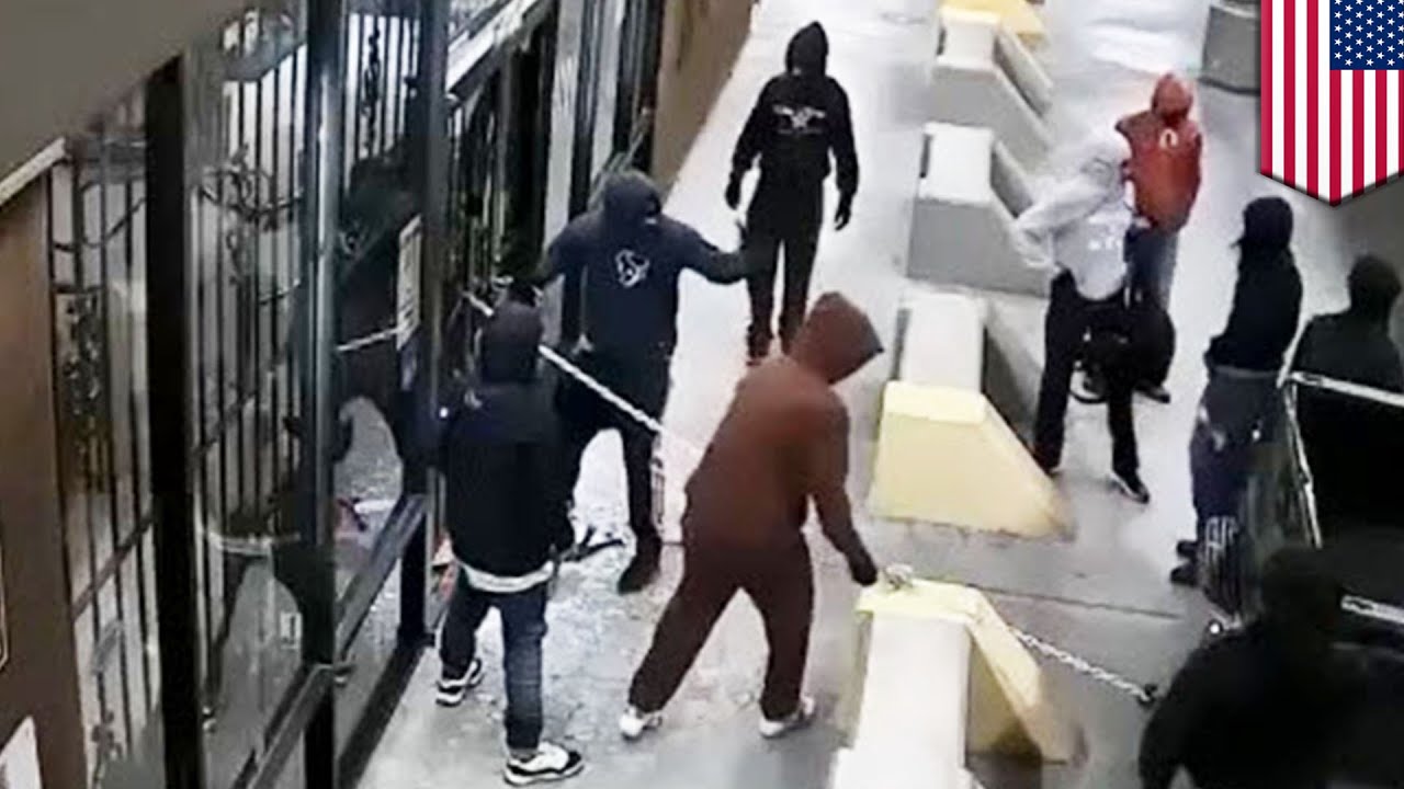 Texas gun store robbery: thieves use truck and chain to rip off shop door - TomoNews