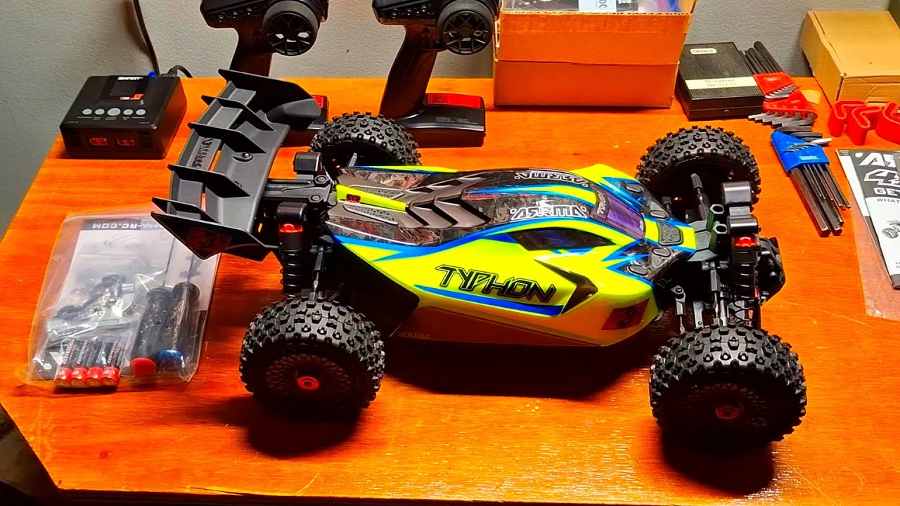 Обзор и тест-драйв багги Arrma Typhon 223S 1/8 BLX 4WD | Первый заезд: крушение деревьев и поломк...